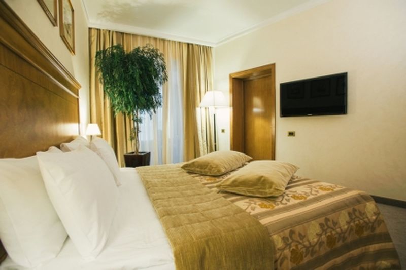 Royal Plaza Hotel Нефтеюганск Екстериор снимка